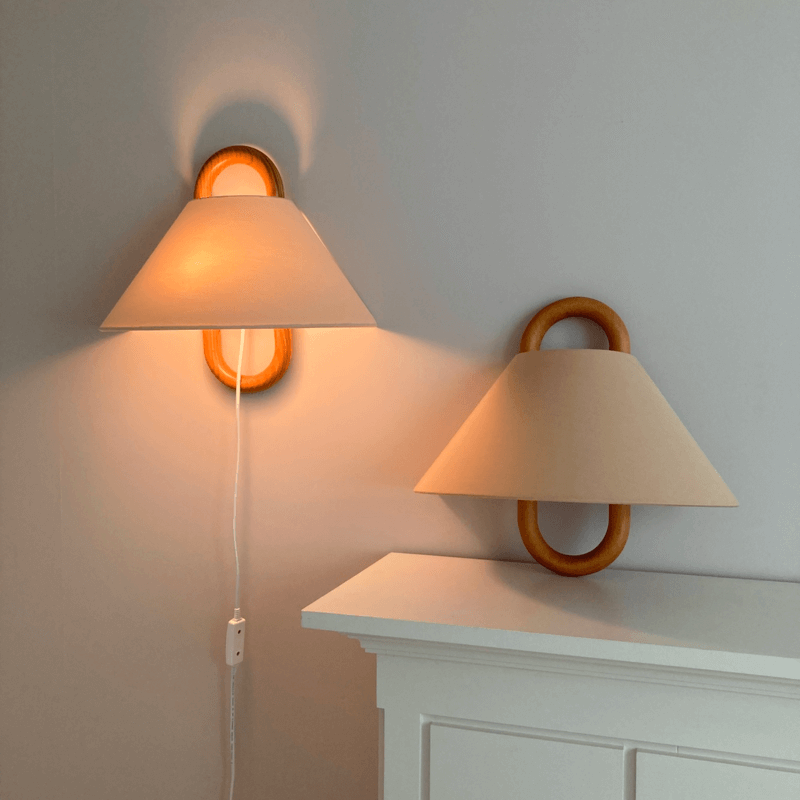 Edda – Moderne Geplisseerde Stoffen & Massief Houten Wandlamp (1-Licht)