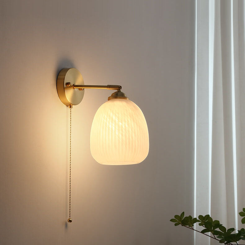 Liora – Scandinavische Melkwitte Glazen Messing Wandlamp (1-Lichts, Trekkoord)