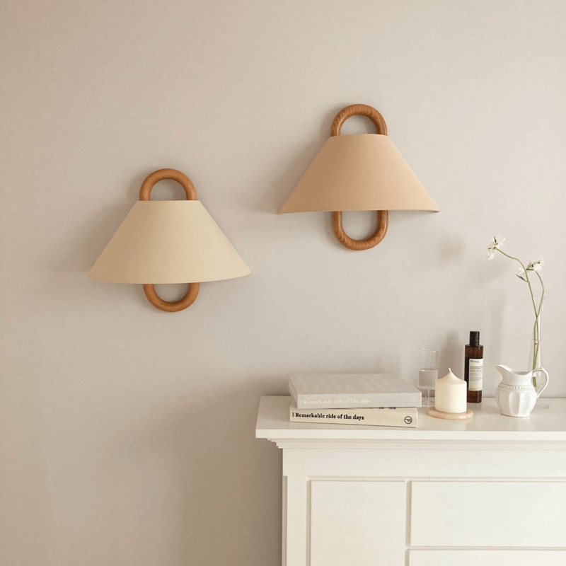Edda – Moderne Geplisseerde Stoffen & Massief Houten Wandlamp (1-Licht)
