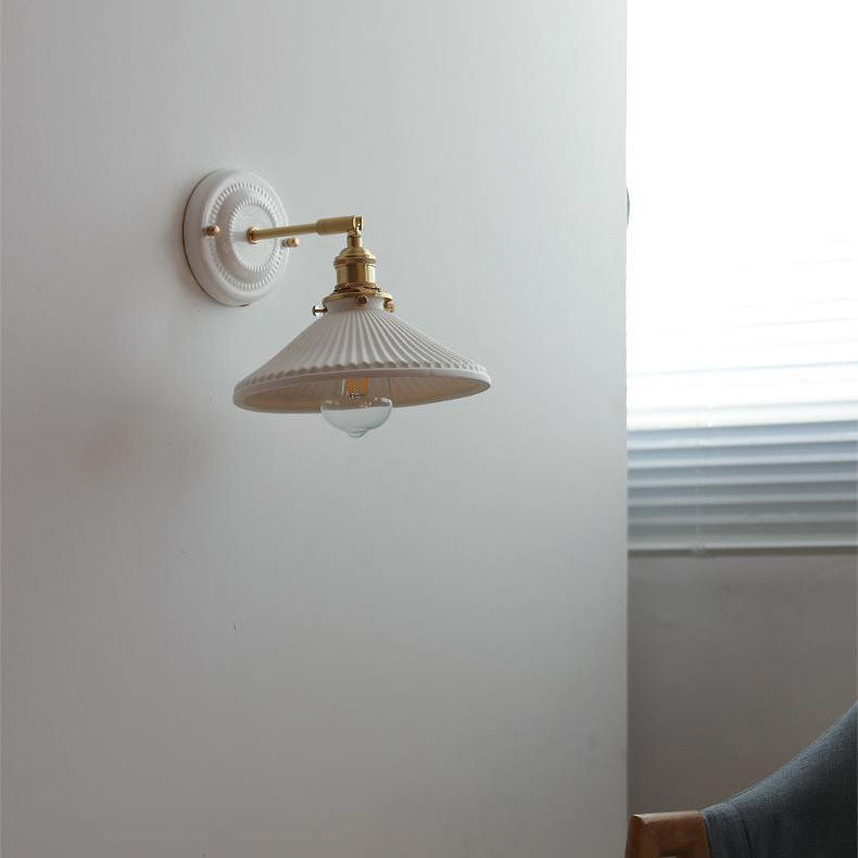 Hikari – Vintage Japanse Keramiek Messing Wandlamp