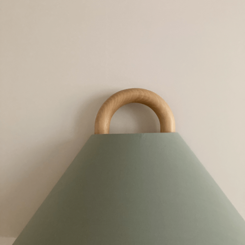 Edda – Moderne Geplisseerde Stoffen & Massief Houten Wandlamp (1-Licht)