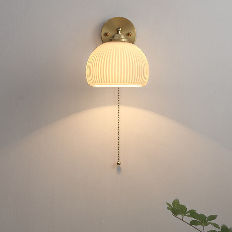 Liora – Scandinavische Melkwitte Glazen Messing Wandlamp (1-Lichts, Trekkoord)