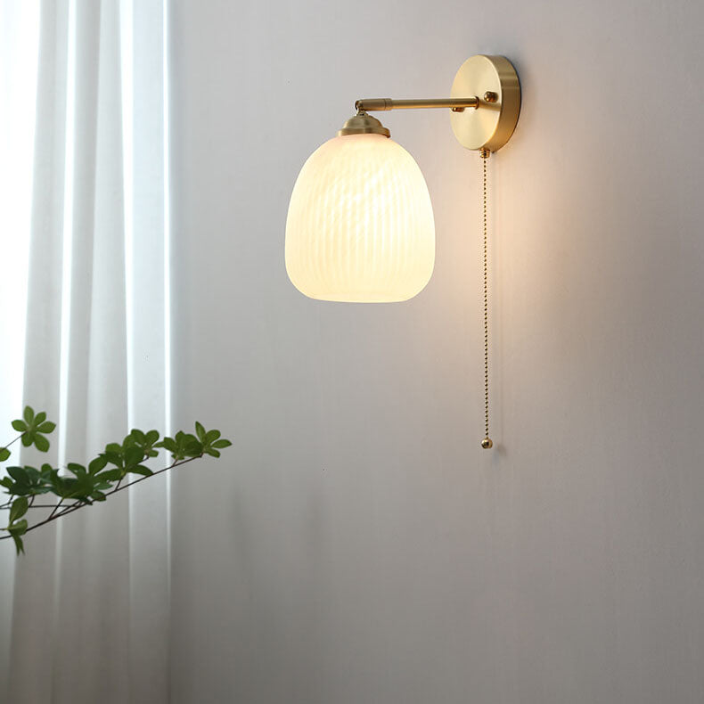 Liora – Scandinavische Melkwitte Glazen Messing Wandlamp (1-Lichts, Trekkoord)