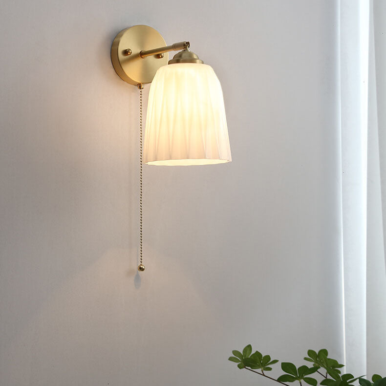 Liora – Scandinavische Melkwitte Glazen Messing Wandlamp (1-Lichts, Trekkoord)