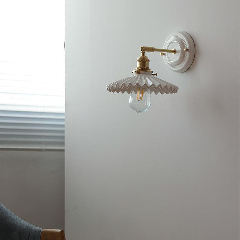 Hikari – Vintage Japanse Keramiek Messing Wandlamp
