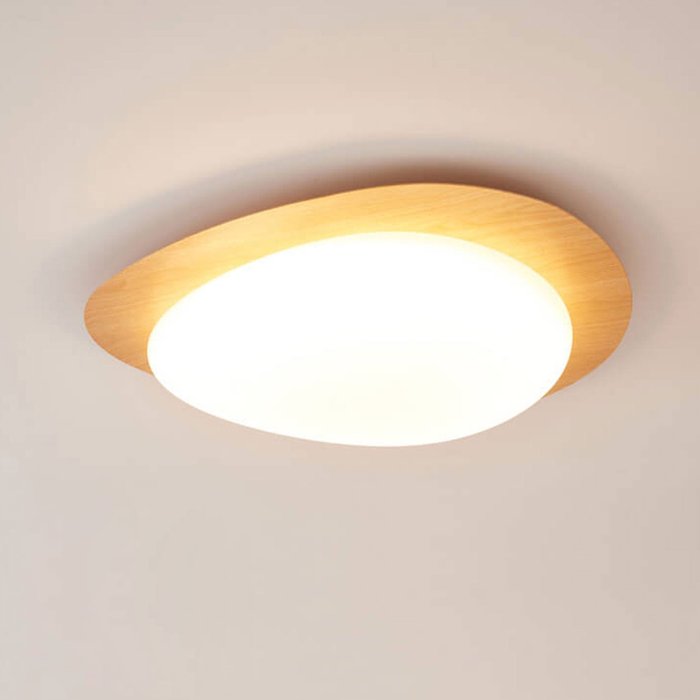 Pebble – Scandinavische Houtnerf LED Plafondlamp (Opbouw, Dimbare Opties)