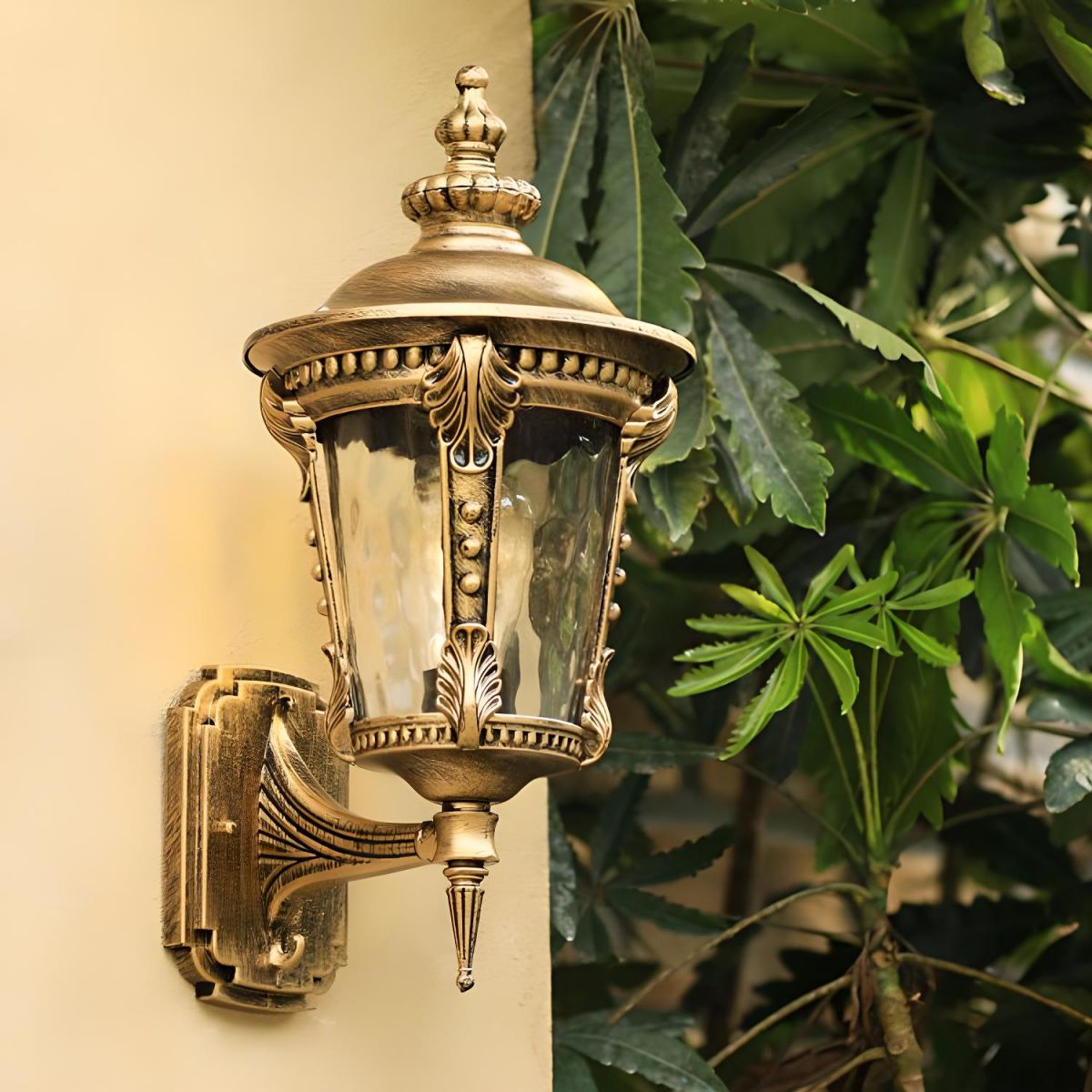 Avelora – Vintage Buiten Wandlamp met Glazen Kap