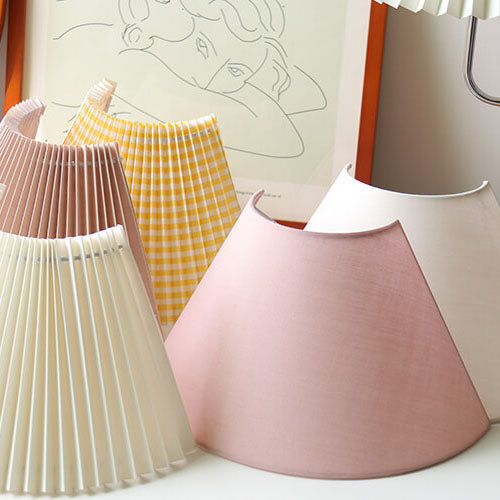Edda – Moderne Geplisseerde Stoffen & Massief Houten Wandlamp (1-Licht)