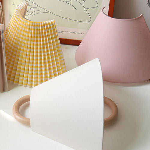 Edda – Moderne Geplisseerde Stoffen & Massief Houten Wandlamp (1-Licht)