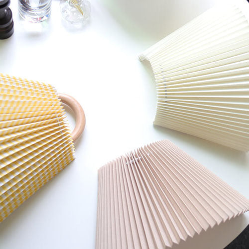 Edda – Moderne Geplisseerde Stoffen & Massief Houten Wandlamp (1-Licht)
