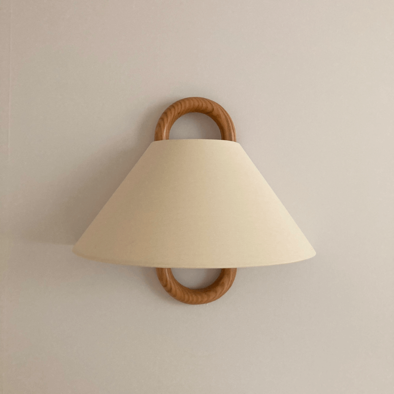 Edda – Moderne Geplisseerde Stoffen & Massief Houten Wandlamp (1-Licht)