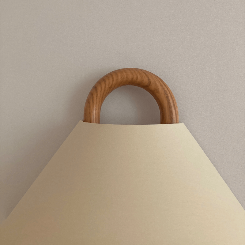Edda – Moderne Geplisseerde Stoffen & Massief Houten Wandlamp (1-Licht)