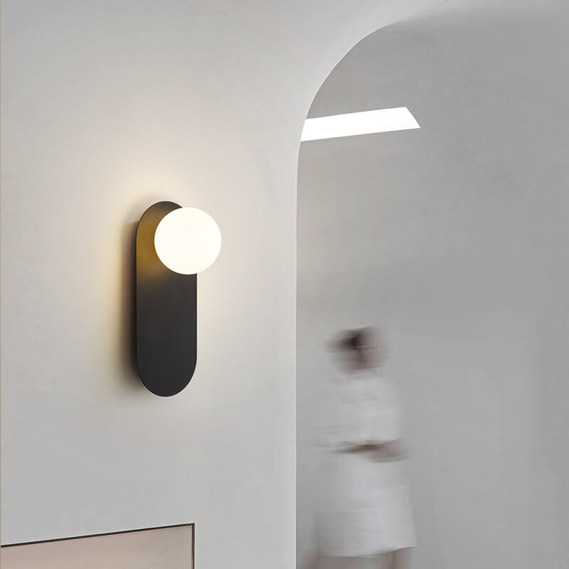 Liora – Scandinavische Minimalistische Wandlamp met Glazen Bol (Zwarte & Witte Basis)