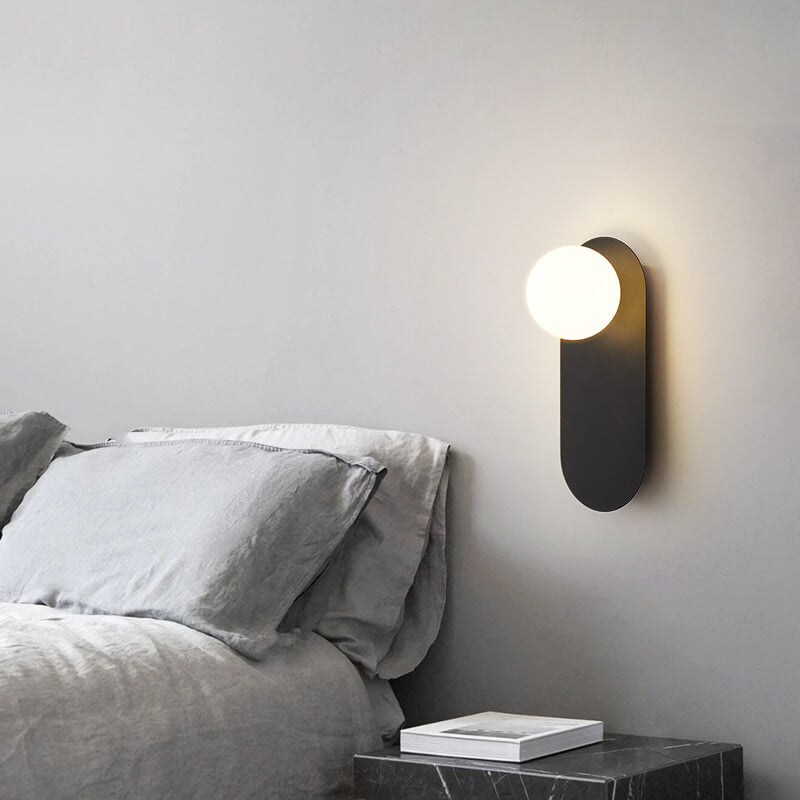 Liora – Scandinavische Minimalistische Wandlamp met Glazen Bol (Zwarte & Witte Basis)