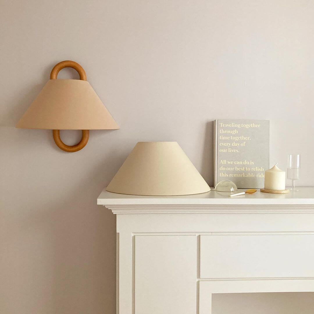 Edda – Moderne Geplisseerde Stoffen & Massief Houten Wandlamp (1-Licht)