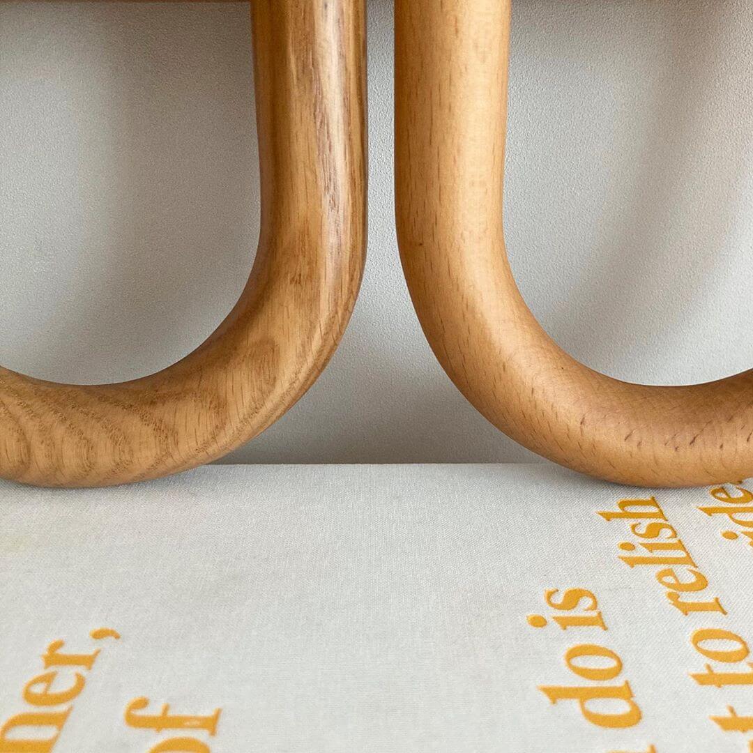 Edda – Moderne Geplisseerde Stoffen & Massief Houten Wandlamp (1-Licht)