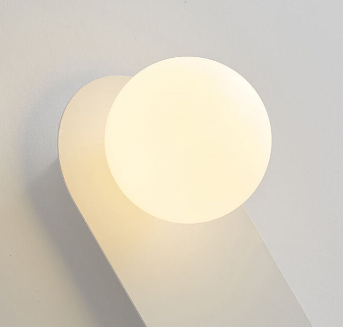 Liora – Scandinavische Minimalistische Wandlamp met Glazen Bol (Zwarte & Witte Basis)