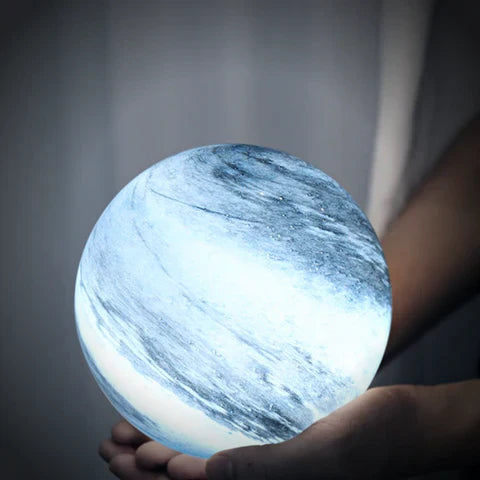 Solara – Glazen Maan Tafellamp (Kosmisch Ontwerp, 16 Kleuren, USB Aangedreven)