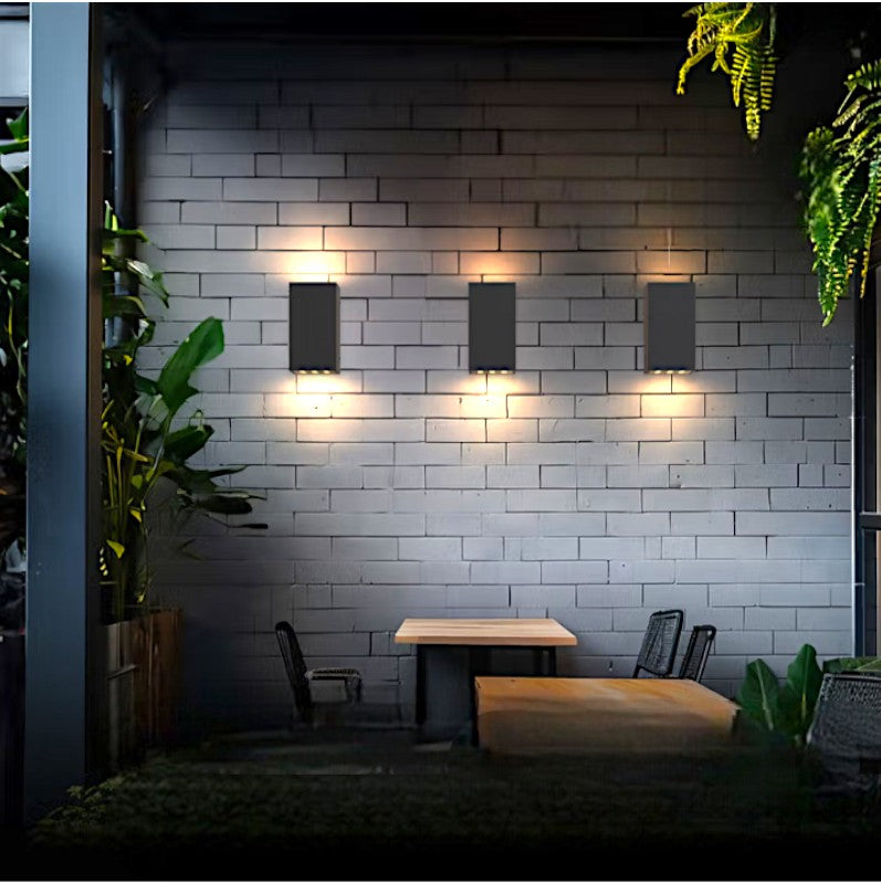 Covera - Buiten Wandlamp Met Op-Neer Lichtbundel In Strakke Zwarte Afwerking
