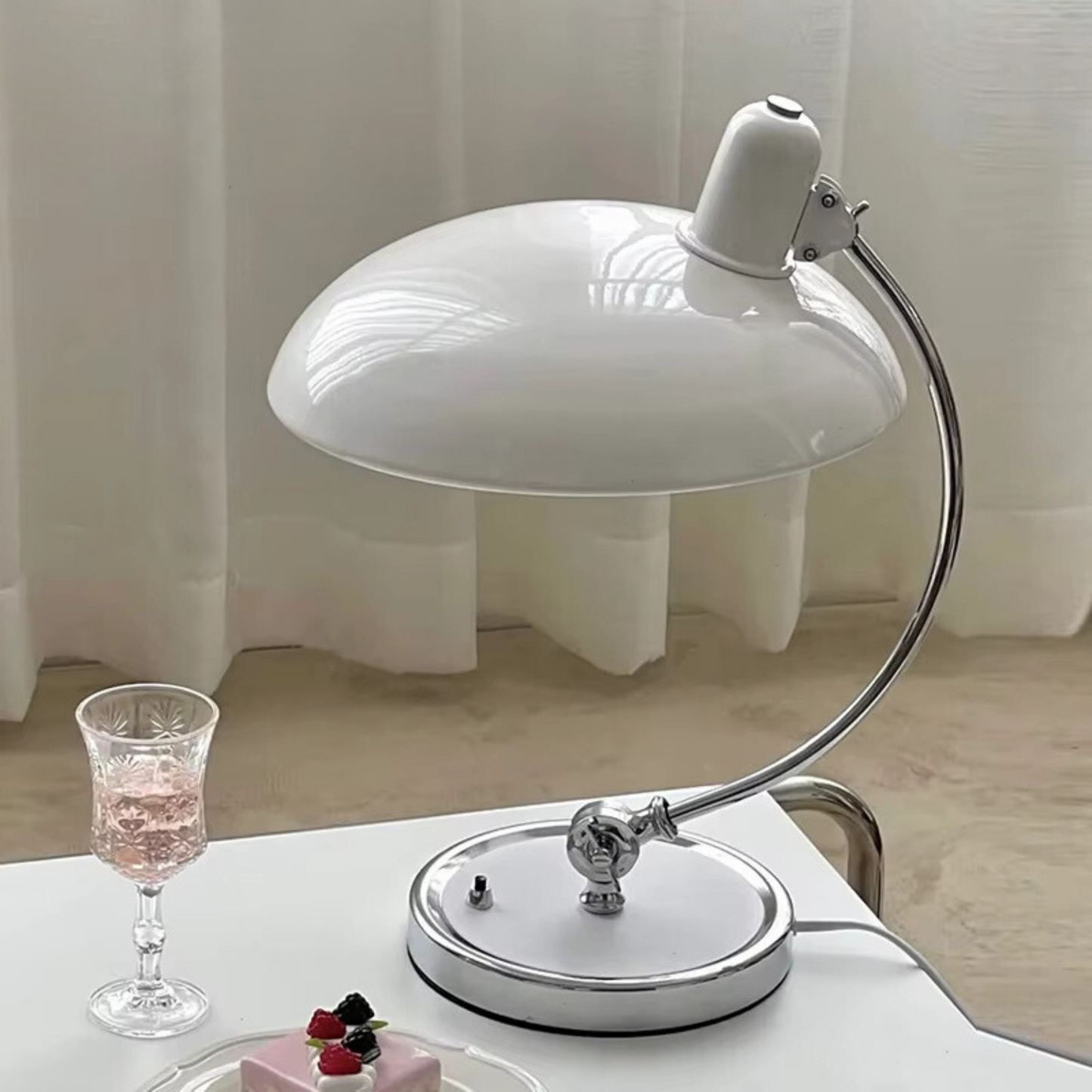Arco – Bauhaus Geïnspireerde Tafellamp (Scandinavisch Design, IJzer & Chroom Afwerking)