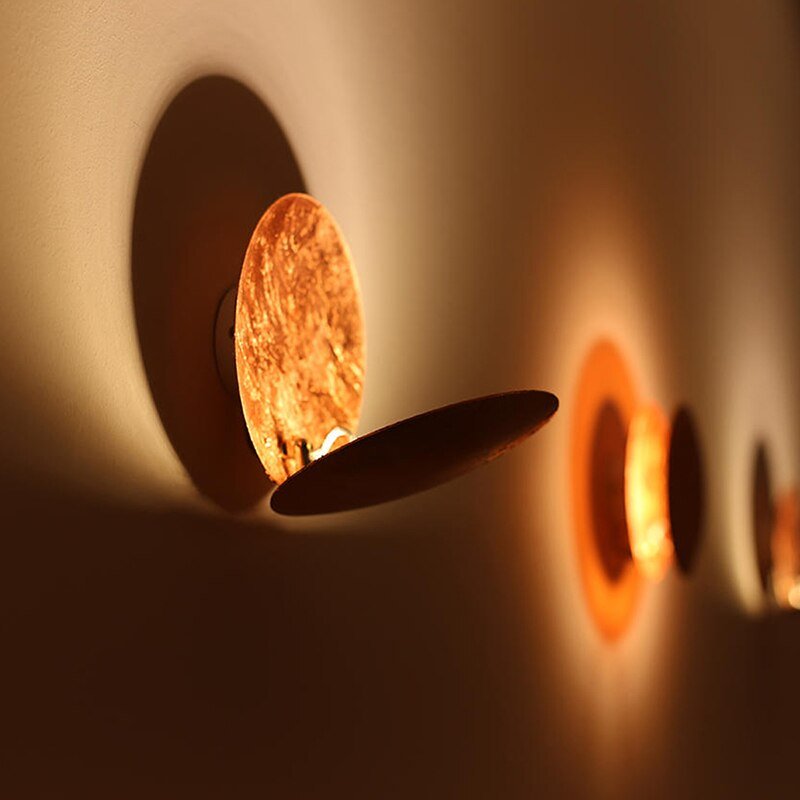 Aurelia – Gouden Wandlamp met Reflecterende Schijven