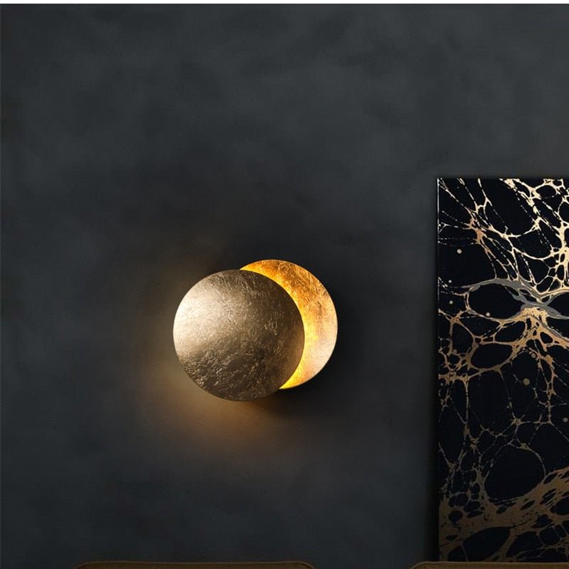 Aurelia – Gouden Wandlamp met Reflecterende Schijven