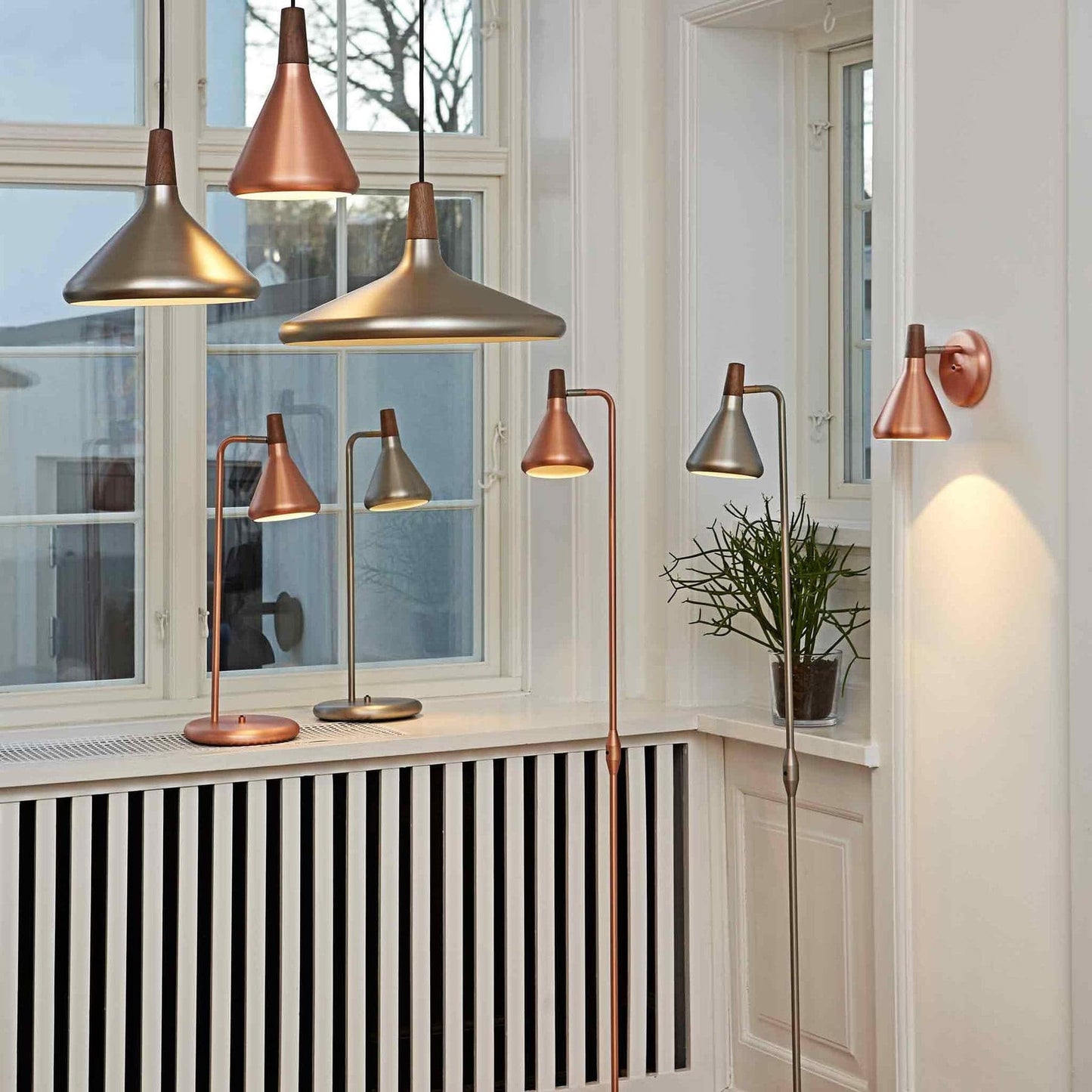 Glowbelle - Elegante Kegelvormige Hanglamp Met Geoliede Walnootstam Voor Warme Sfeer