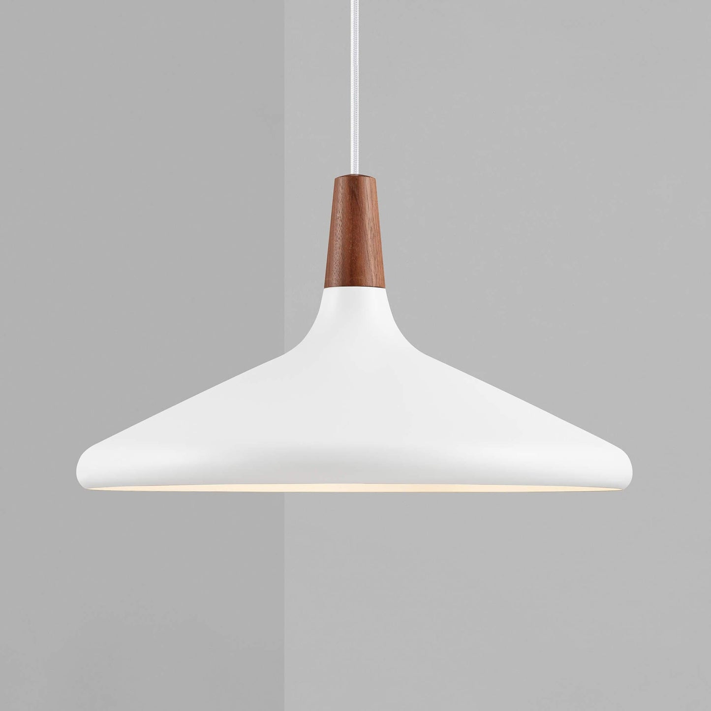 Glowbelle - Elegante Kegelvormige Hanglamp Met Geoliede Walnootstam Voor Warme Sfeer