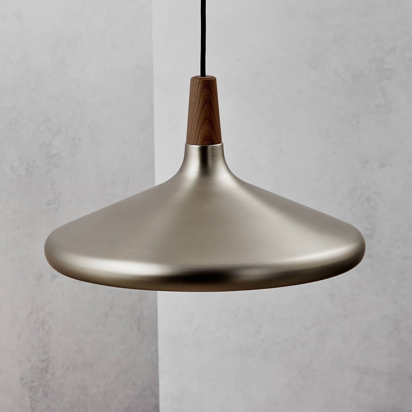 Glowbelle - Elegante Kegelvormige Hanglamp Met Geoliede Walnootstam Voor Warme Sfeer