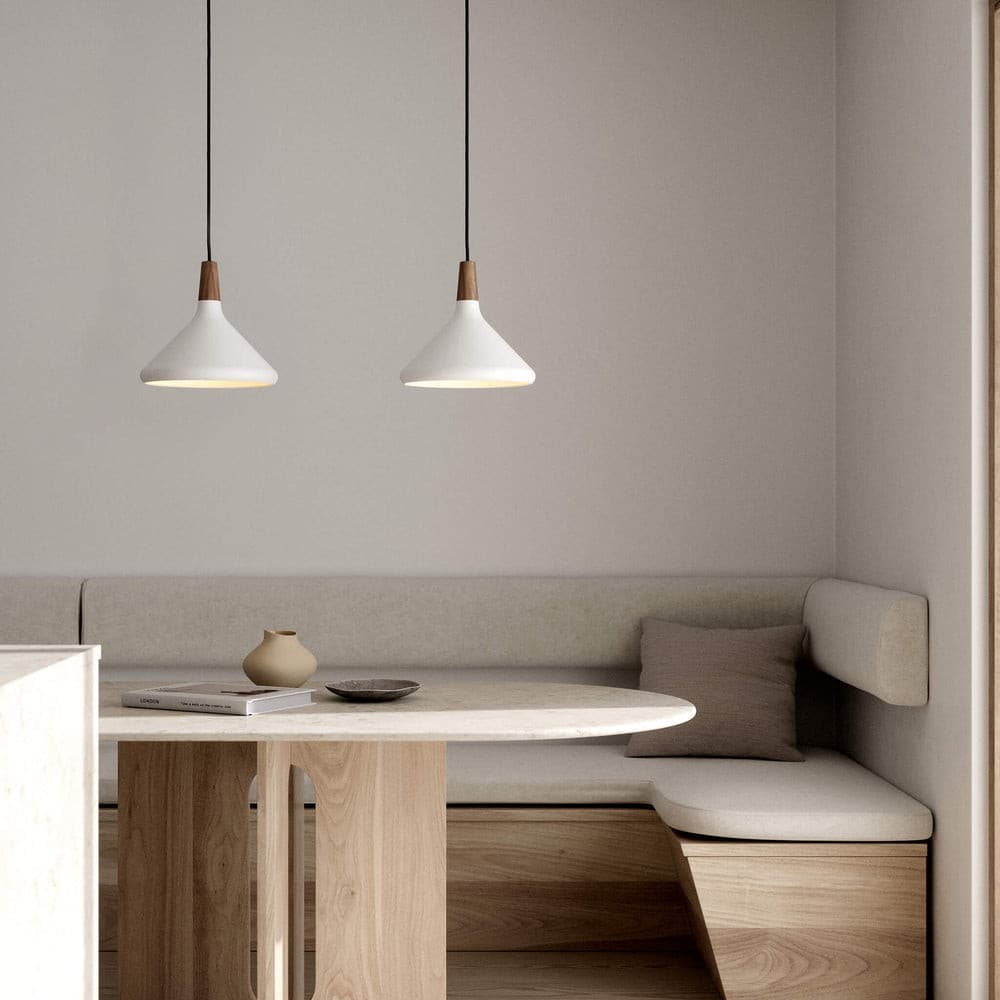 Glowbelle - Elegante Kegelvormige Hanglamp Met Geoliede Walnootstam Voor Warme Sfeer