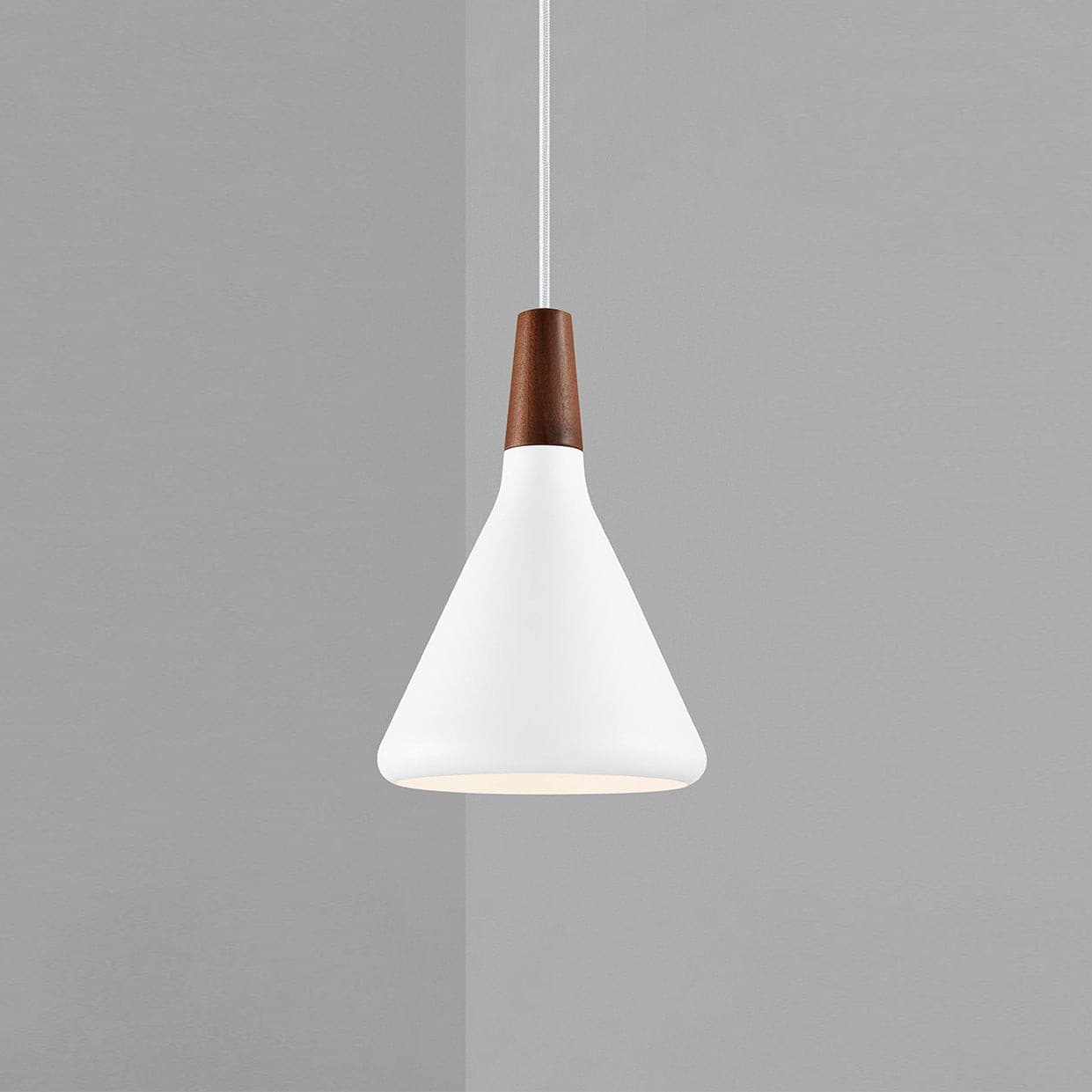 Glowbelle - Elegante Kegelvormige Hanglamp Met Geoliede Walnootstam Voor Warme Sfeer