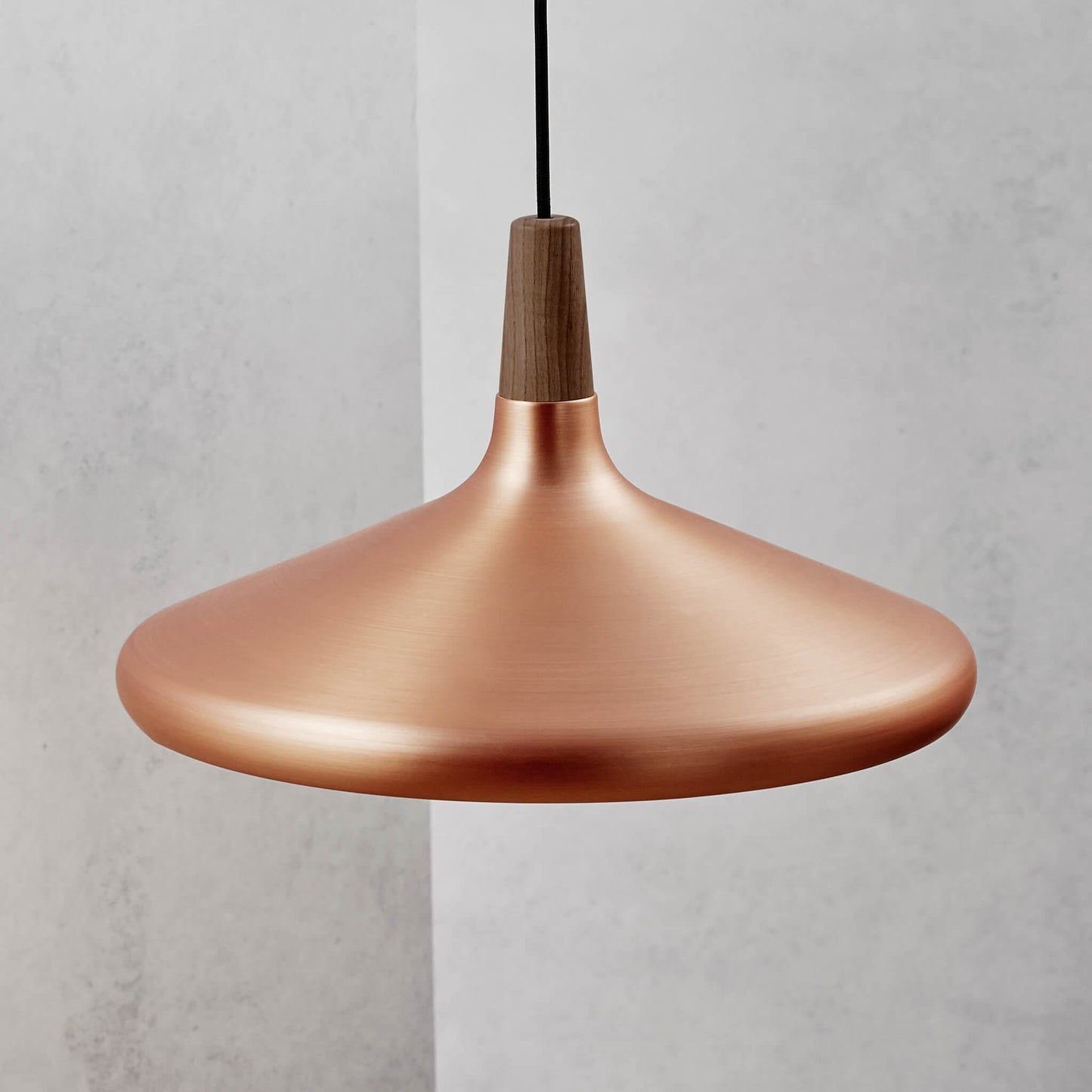 Glowbelle - Elegante Kegelvormige Hanglamp Met Geoliede Walnootstam Voor Warme Sfeer