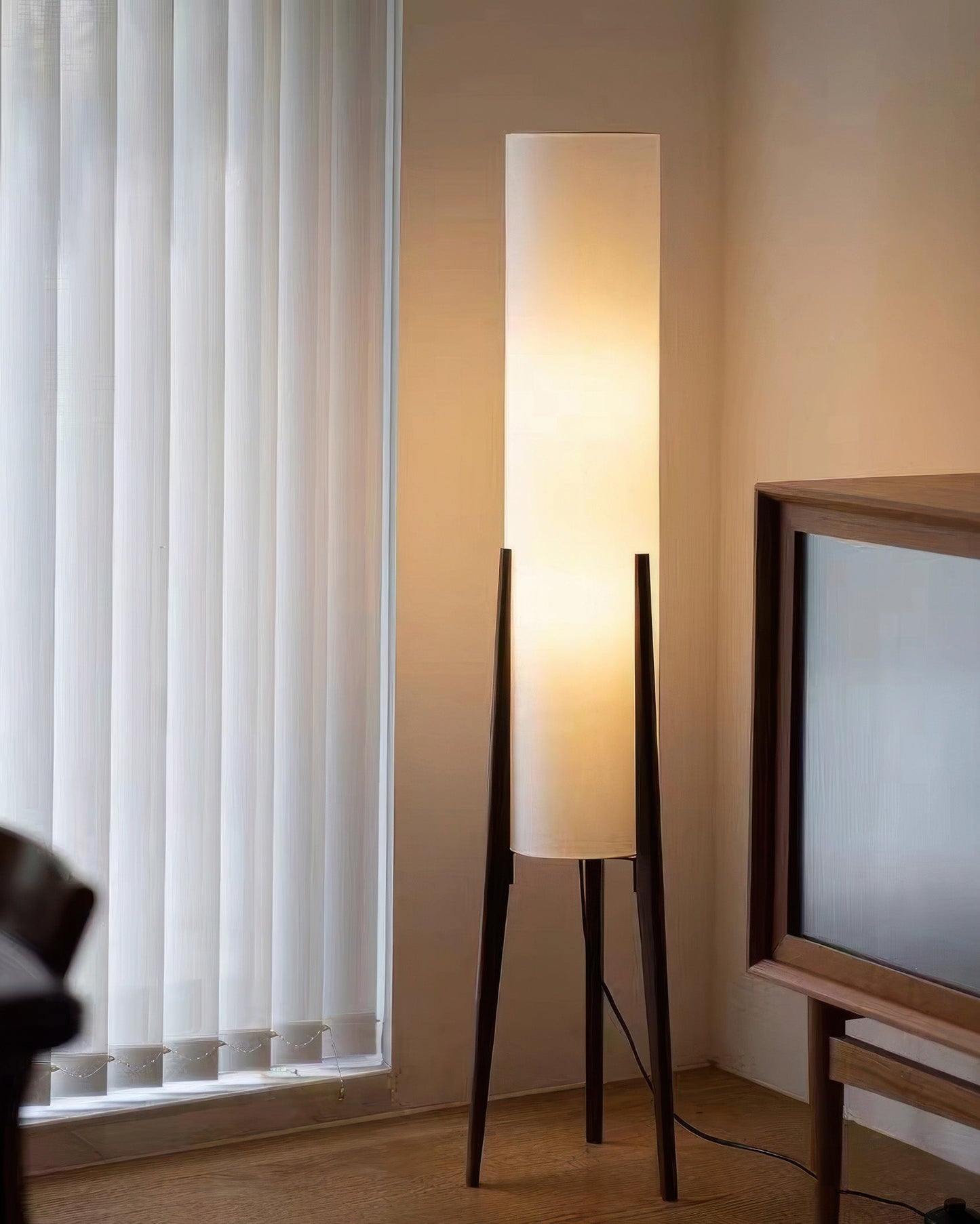 Nordic Glow – Walnoot Houten Vloerlamp