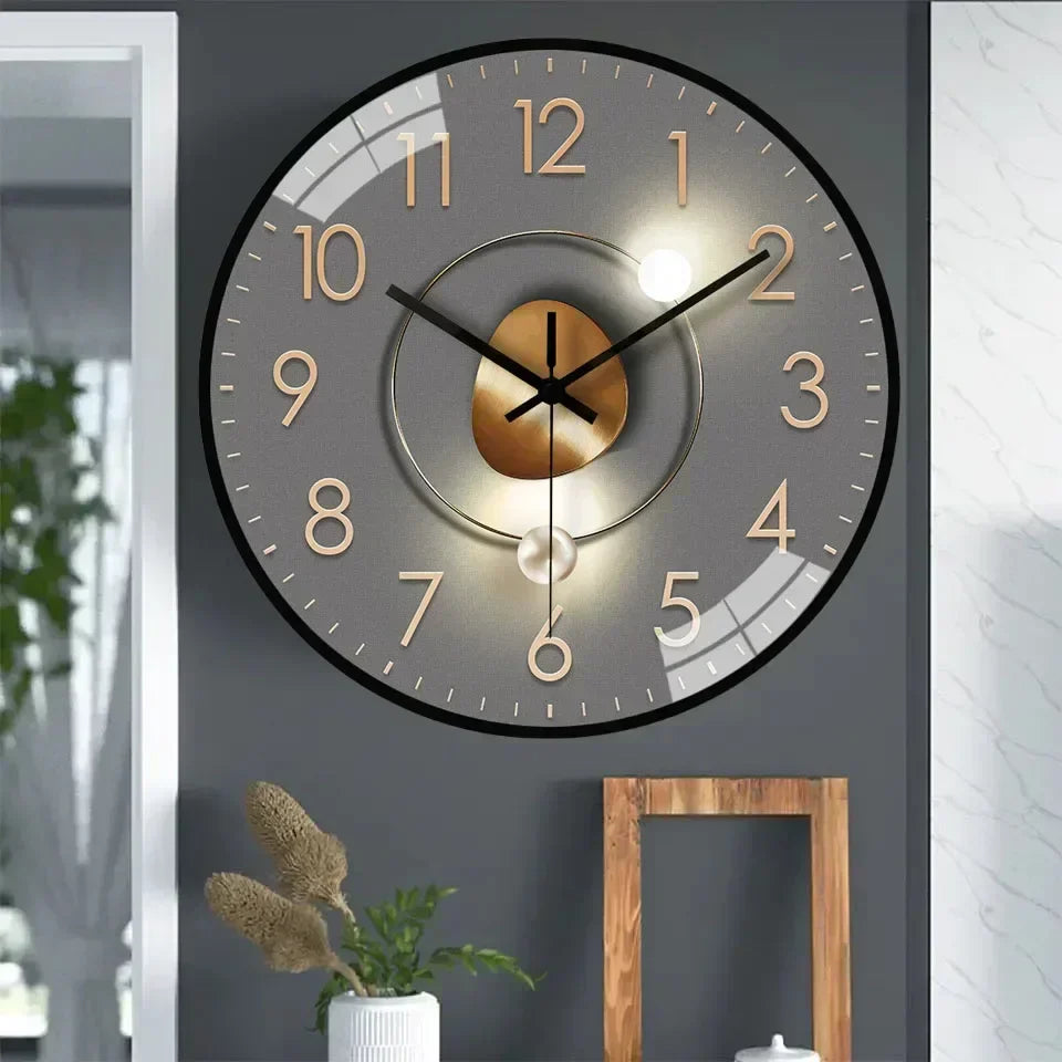 Solaria – Artistieke Wandklok met Gouden & Rode Planeet Motief