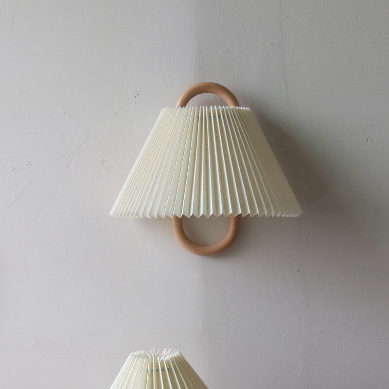 Edda – Moderne Geplisseerde Stoffen & Massief Houten Wandlamp (1-Licht)