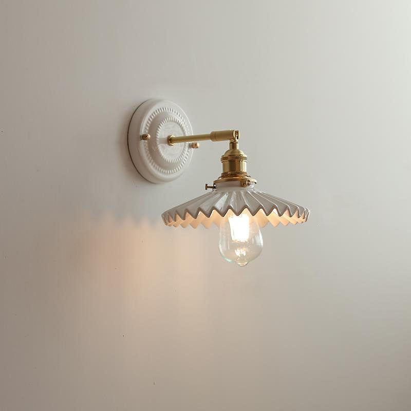 Hikari – Vintage Japanse Keramiek Messing Wandlamp