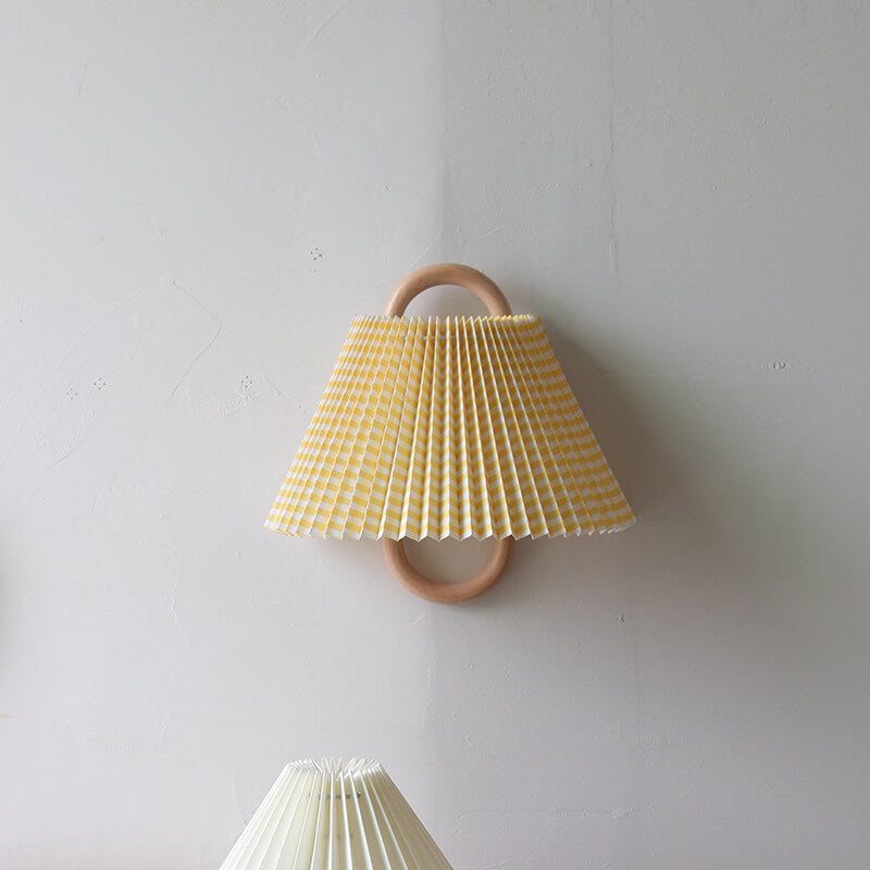 Edda – Moderne Geplisseerde Stoffen & Massief Houten Wandlamp (1-Licht)