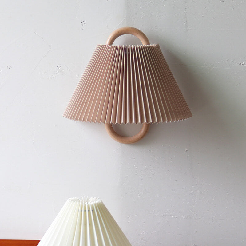 Edda – Moderne Geplisseerde Stoffen & Massief Houten Wandlamp (1-Licht)