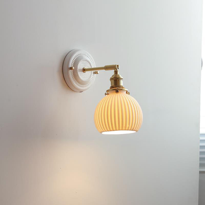 Hikari – Vintage Japanse Keramiek Messing Wandlamp
