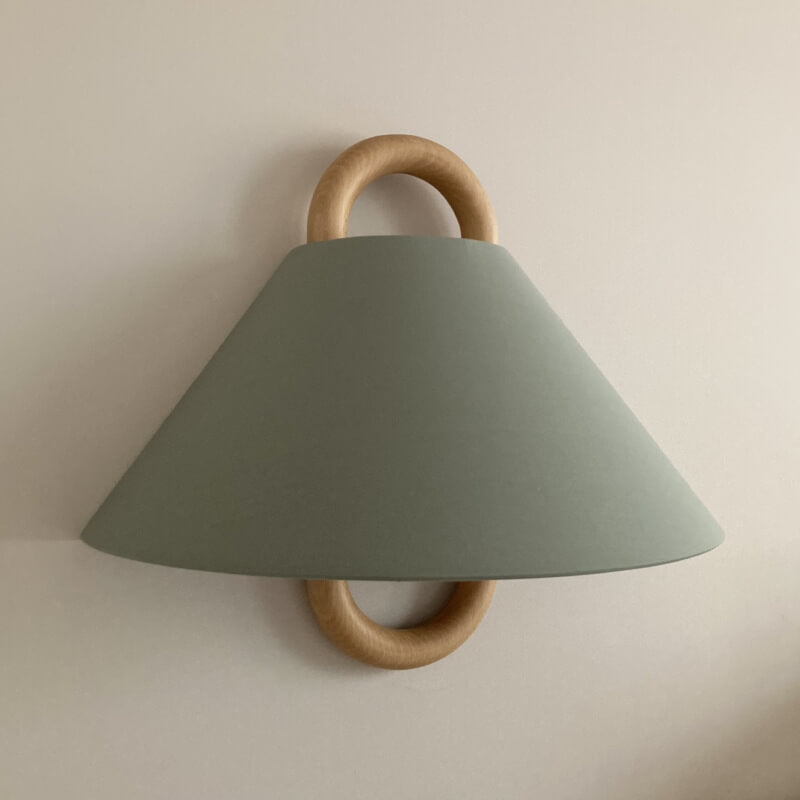 Edda – Moderne Geplisseerde Stoffen & Massief Houten Wandlamp (1-Licht)