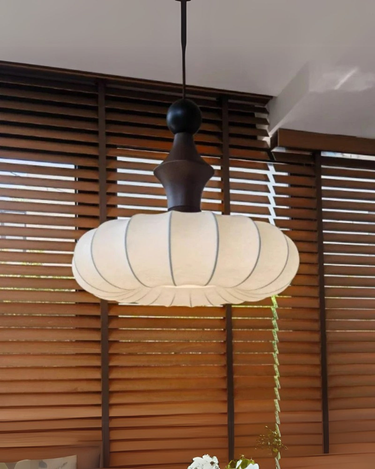 Soira – Zijde Stoffen Hanglamp met Houten Basis