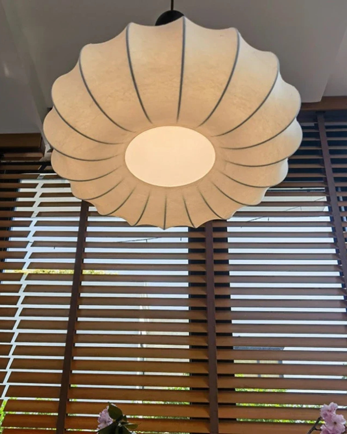 Soira – Zijde Stoffen Hanglamp met Houten Basis