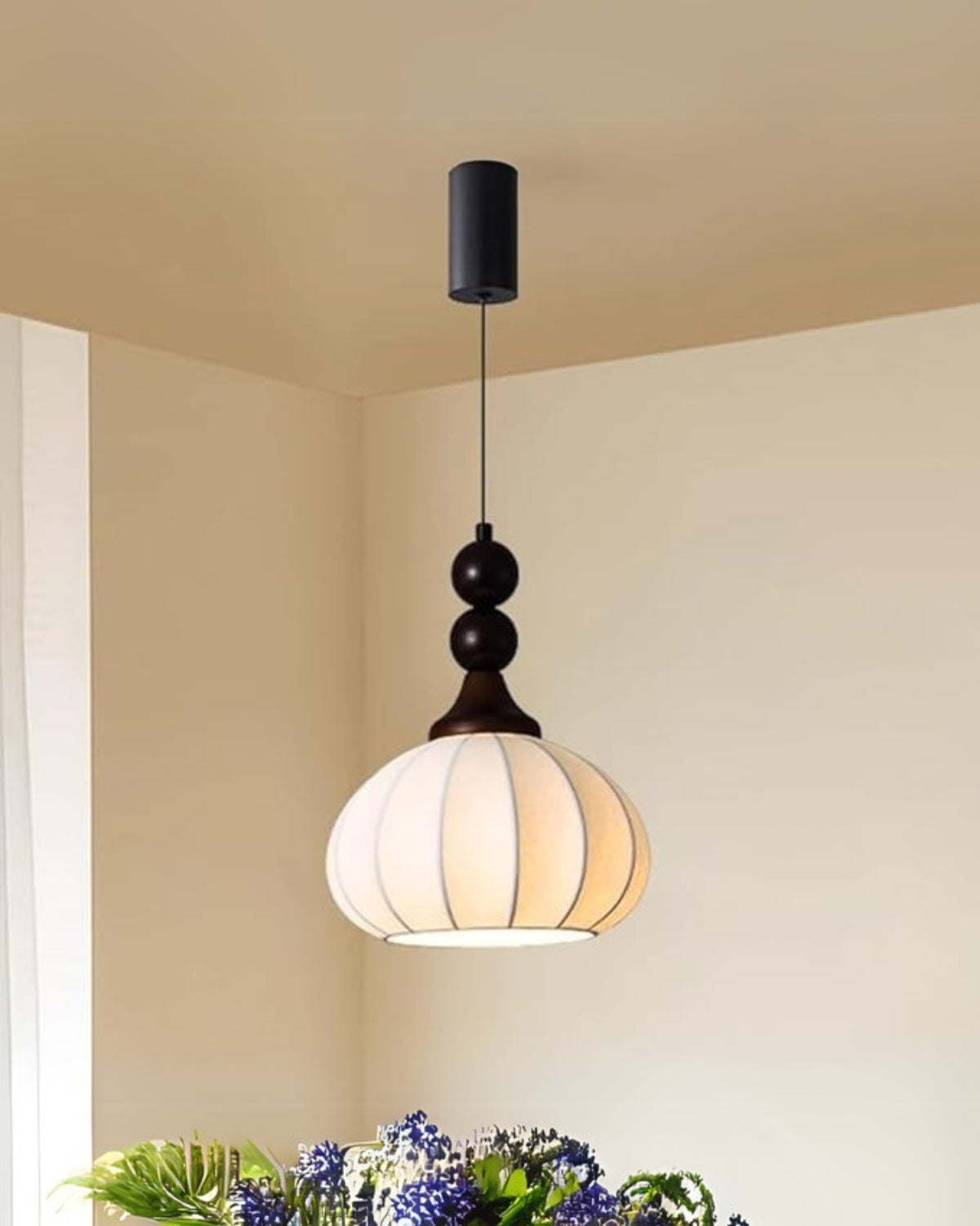Soira – Zijde Stoffen Hanglamp met Houten Basis
