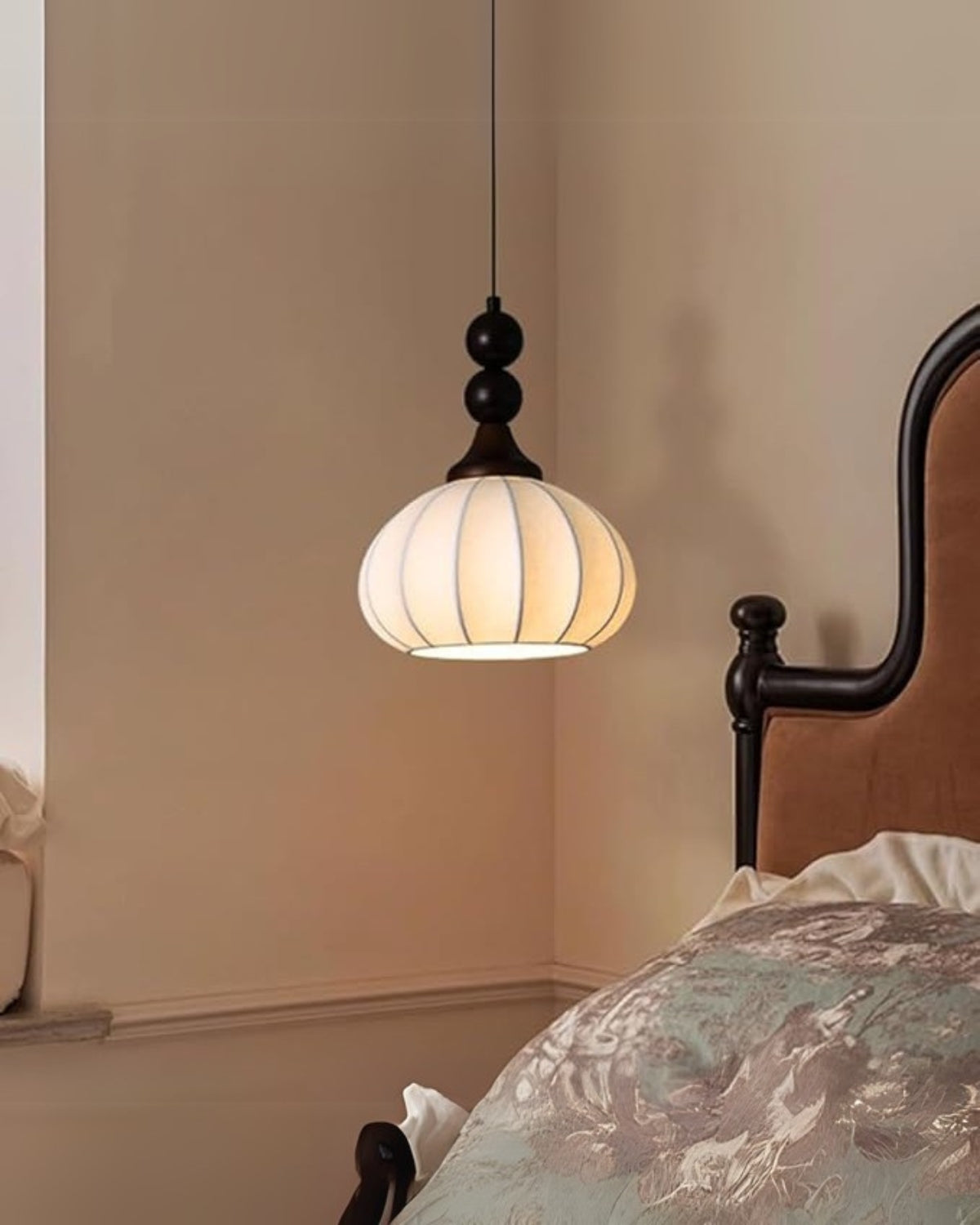 Soira – Zijde Stoffen Hanglamp met Houten Basis