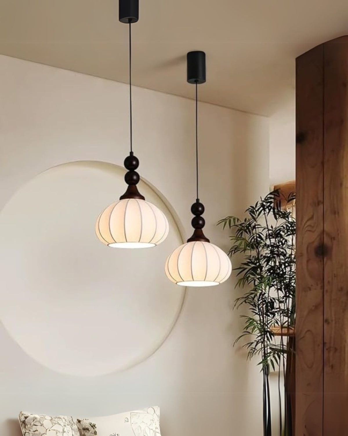 Soira – Zijde Stoffen Hanglamp met Houten Basis
