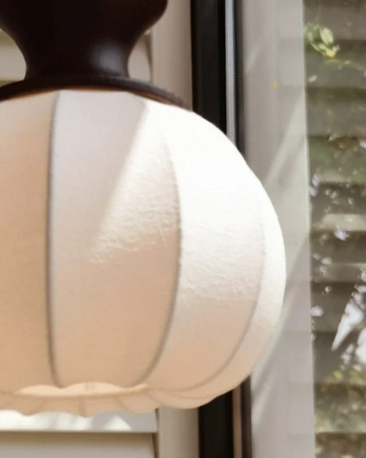 Soira – Zijde Stoffen Hanglamp met Houten Basis