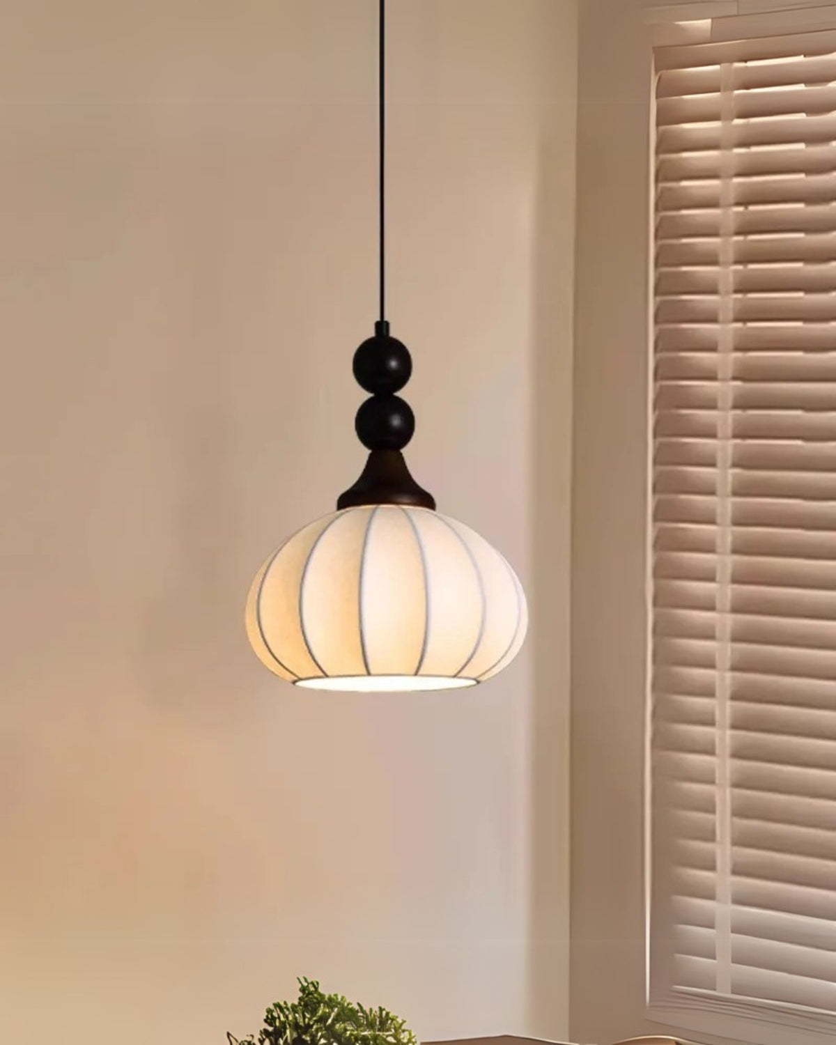 Soira – Zijde Stoffen Hanglamp met Houten Basis