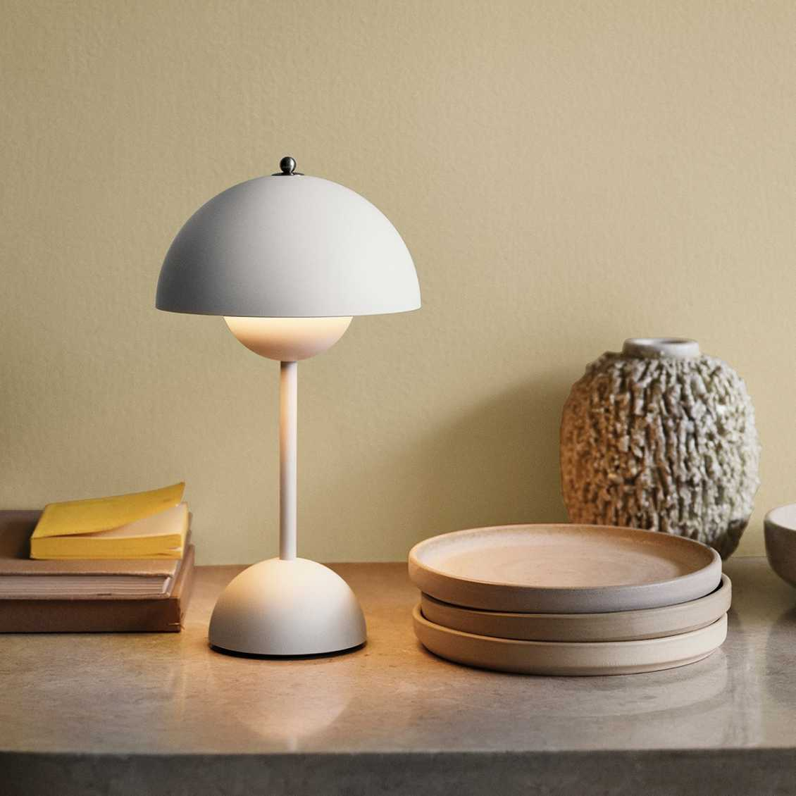 Outora – Moderne LED Tafellamp met Minimalistisch Design