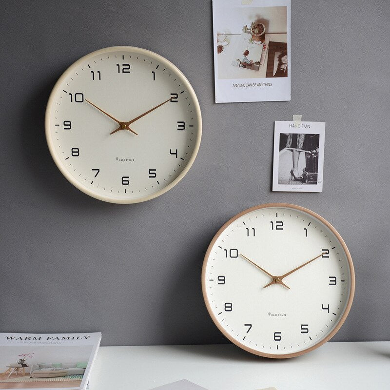 Figurora – Scandinavische Eenvoudige Houten Wandklok in Bruin en Crème