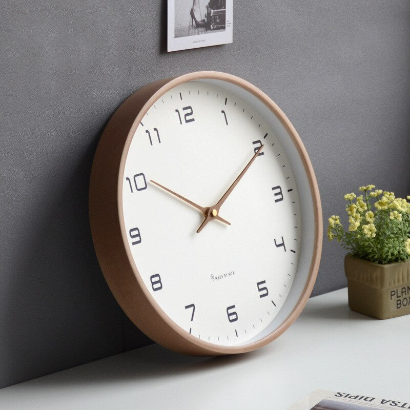 Figurora – Scandinavische Eenvoudige Houten Wandklok in Bruin en Crème